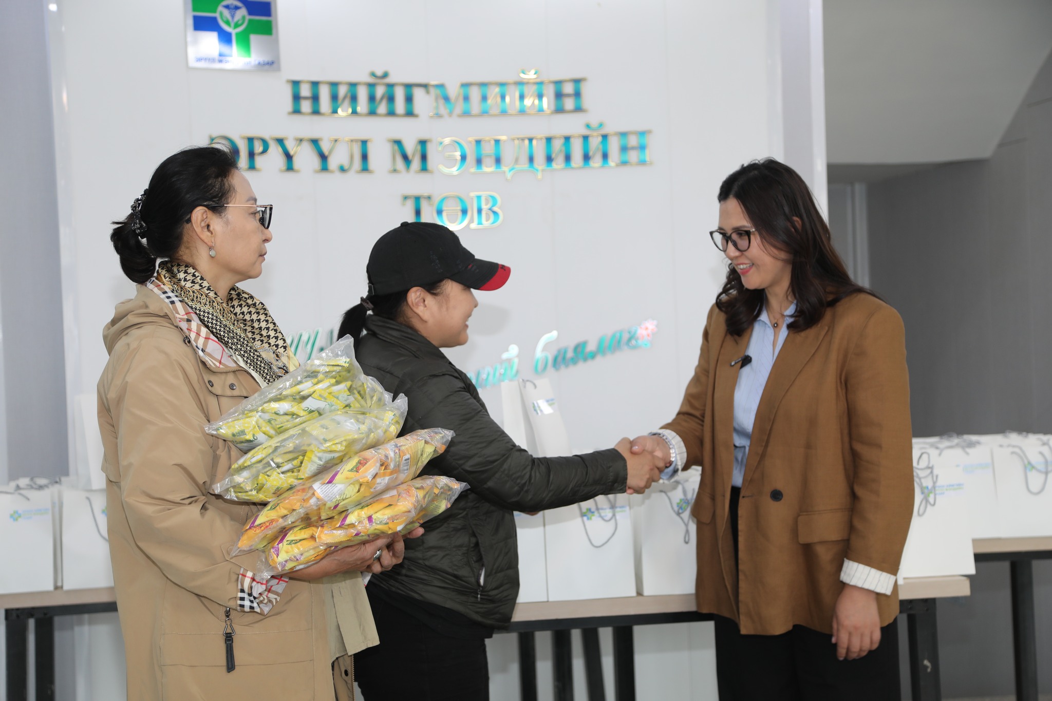 Явган алхалтын холбоодын 200 ахлагч, гишүүдэд витамины багц гардуулан өглөө